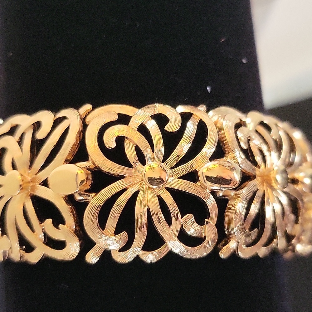 MONET GOLD TONE SCROLL 1" WIDE LINK FLOWER BRACELET - Picture 2 of 9